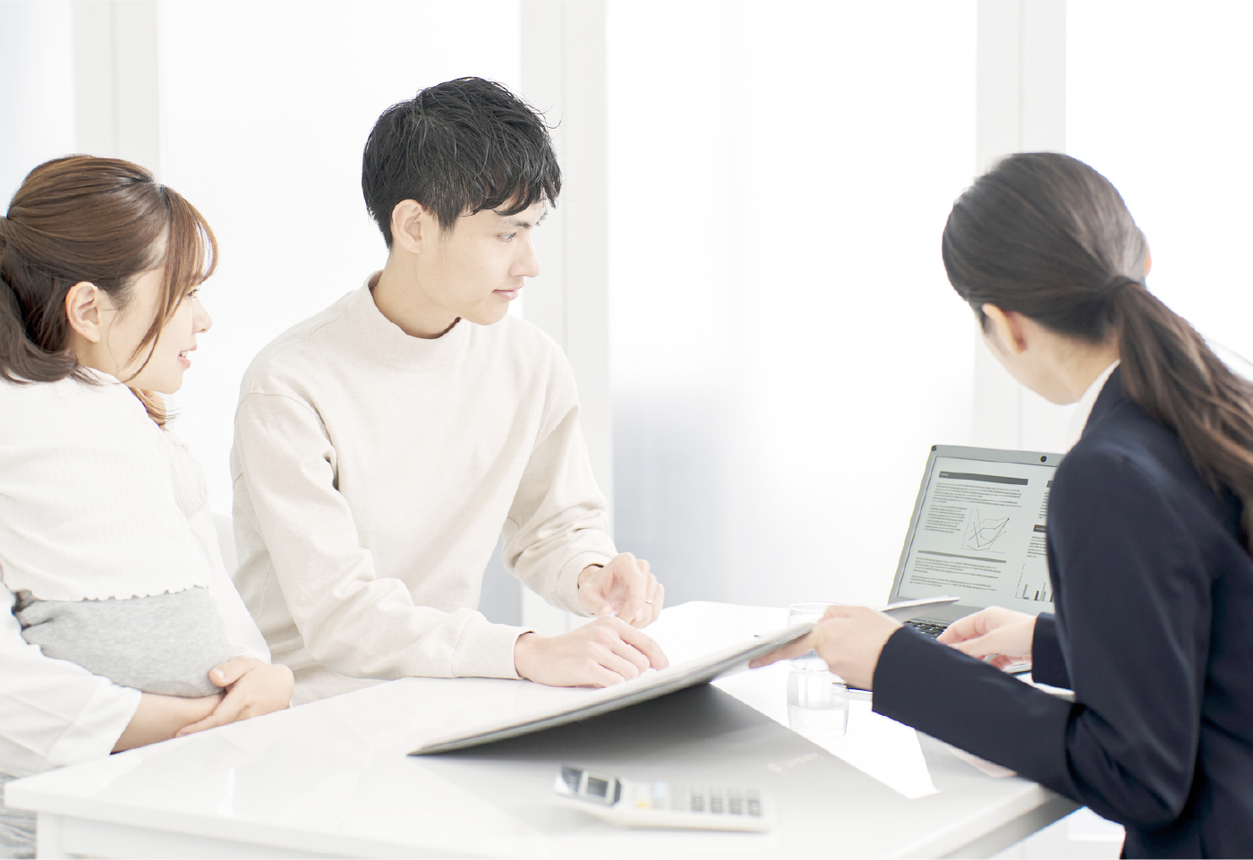 保険の相談をするご家族と担当者