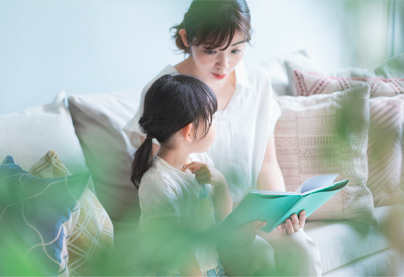 ご家族でタブレットを見ながら相談する様子